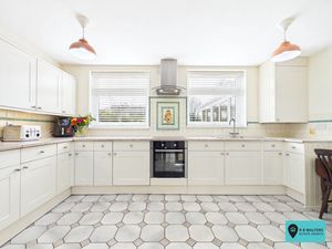 Kitchen/Breakfast Room- click for photo gallery